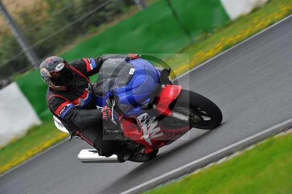 Mallory park Leicestershire;Mallory park photographs;Motorcycle action photographs;event digital images;eventdigitalimages;mallory park;no limits trackday;peter wileman photography;trackday;trackday digital images;trackday photos
