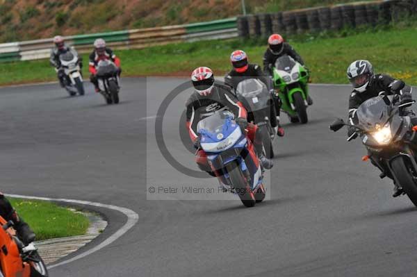 Mallory park Leicestershire;Mallory park photographs;Motorcycle action photographs;event digital images;eventdigitalimages;mallory park;no limits trackday;peter wileman photography;trackday;trackday digital images;trackday photos