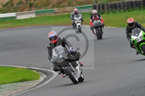Mallory park Leicestershire;Mallory park photographs;Motorcycle action photographs;event digital images;eventdigitalimages;mallory park;no limits trackday;peter wileman photography;trackday;trackday digital images;trackday photos