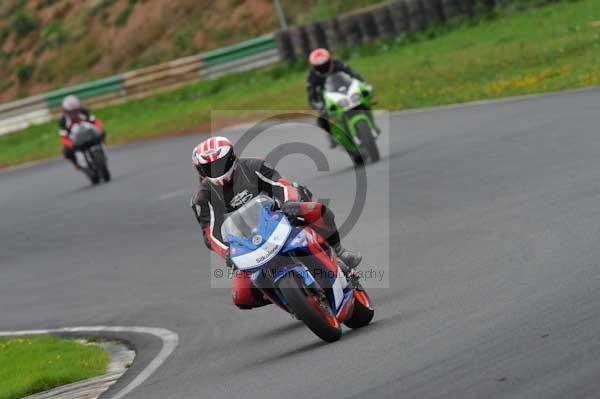 Mallory park Leicestershire;Mallory park photographs;Motorcycle action photographs;event digital images;eventdigitalimages;mallory park;no limits trackday;peter wileman photography;trackday;trackday digital images;trackday photos