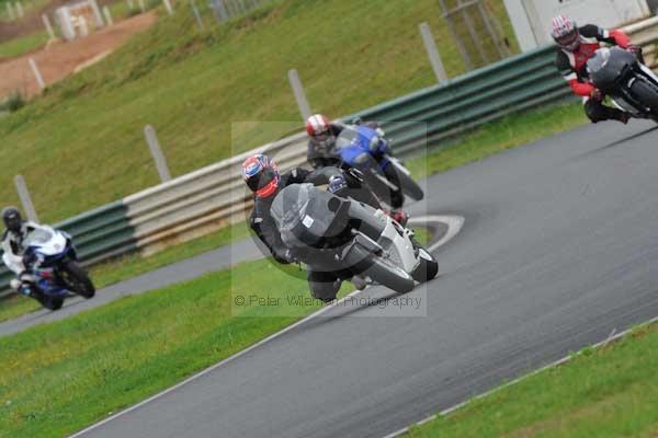 Mallory park Leicestershire;Mallory park photographs;Motorcycle action photographs;event digital images;eventdigitalimages;mallory park;no limits trackday;peter wileman photography;trackday;trackday digital images;trackday photos