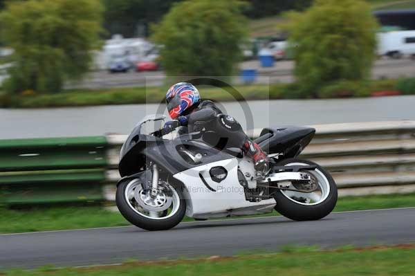 Mallory park Leicestershire;Mallory park photographs;Motorcycle action photographs;event digital images;eventdigitalimages;mallory park;no limits trackday;peter wileman photography;trackday;trackday digital images;trackday photos