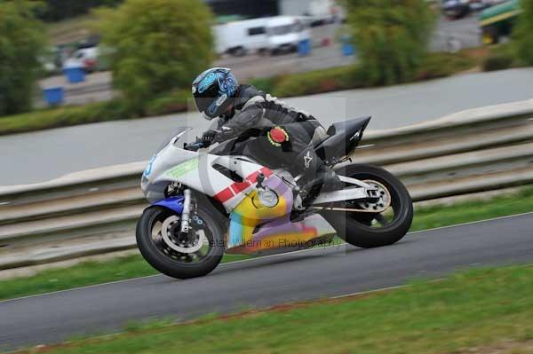 Mallory park Leicestershire;Mallory park photographs;Motorcycle action photographs;event digital images;eventdigitalimages;mallory park;no limits trackday;peter wileman photography;trackday;trackday digital images;trackday photos