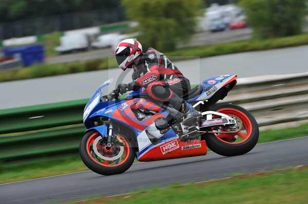 Mallory park Leicestershire;Mallory park photographs;Motorcycle action photographs;event digital images;eventdigitalimages;mallory park;no limits trackday;peter wileman photography;trackday;trackday digital images;trackday photos