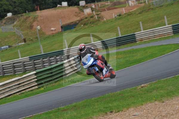 Mallory park Leicestershire;Mallory park photographs;Motorcycle action photographs;event digital images;eventdigitalimages;mallory park;no limits trackday;peter wileman photography;trackday;trackday digital images;trackday photos