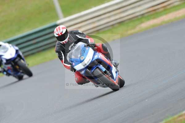 Mallory park Leicestershire;Mallory park photographs;Motorcycle action photographs;event digital images;eventdigitalimages;mallory park;no limits trackday;peter wileman photography;trackday;trackday digital images;trackday photos