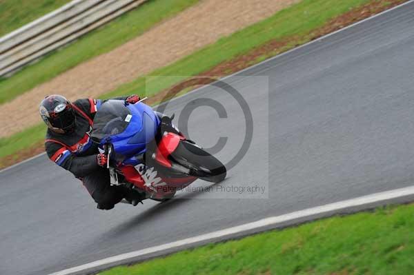 Mallory park Leicestershire;Mallory park photographs;Motorcycle action photographs;event digital images;eventdigitalimages;mallory park;no limits trackday;peter wileman photography;trackday;trackday digital images;trackday photos
