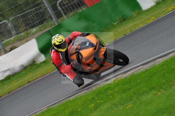 Mallory park Leicestershire;Mallory park photographs;Motorcycle action photographs;event digital images;eventdigitalimages;mallory park;no limits trackday;peter wileman photography;trackday;trackday digital images;trackday photos