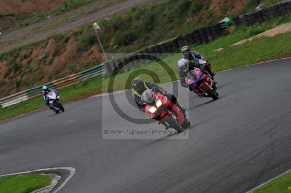 Mallory park Leicestershire;Mallory park photographs;Motorcycle action photographs;event digital images;eventdigitalimages;mallory park;no limits trackday;peter wileman photography;trackday;trackday digital images;trackday photos