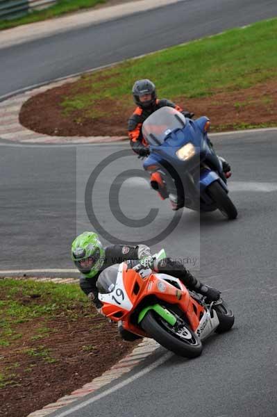 Mallory park Leicestershire;Mallory park photographs;Motorcycle action photographs;event digital images;eventdigitalimages;mallory park;no limits trackday;peter wileman photography;trackday;trackday digital images;trackday photos