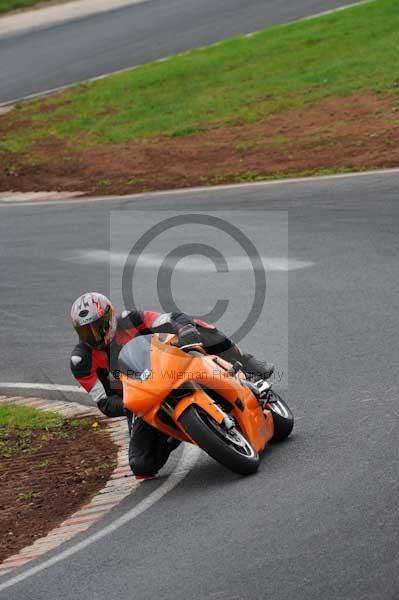 Mallory park Leicestershire;Mallory park photographs;Motorcycle action photographs;event digital images;eventdigitalimages;mallory park;no limits trackday;peter wileman photography;trackday;trackday digital images;trackday photos