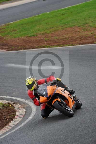 Mallory park Leicestershire;Mallory park photographs;Motorcycle action photographs;event digital images;eventdigitalimages;mallory park;no limits trackday;peter wileman photography;trackday;trackday digital images;trackday photos