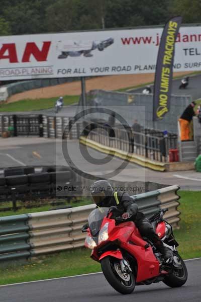 Mallory park Leicestershire;Mallory park photographs;Motorcycle action photographs;event digital images;eventdigitalimages;mallory park;no limits trackday;peter wileman photography;trackday;trackday digital images;trackday photos