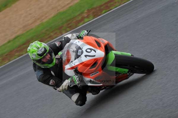 Mallory park Leicestershire;Mallory park photographs;Motorcycle action photographs;event digital images;eventdigitalimages;mallory park;no limits trackday;peter wileman photography;trackday;trackday digital images;trackday photos
