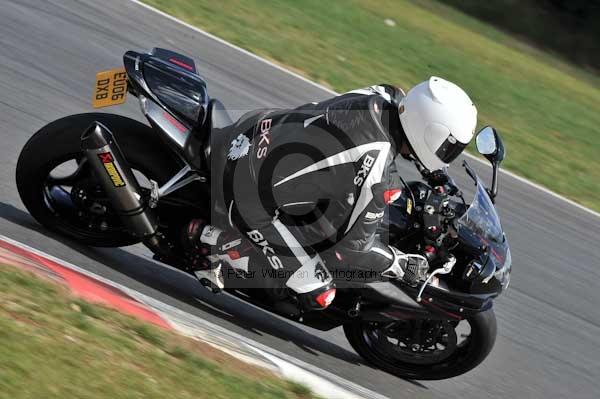 Motorcycle action photographs;Trackday digital images;event digital images;eventdigitalimages;no limits trackday;peter wileman photography;snetterton;snetterton circuit norfolk;snetterton photographs;trackday;trackday photos