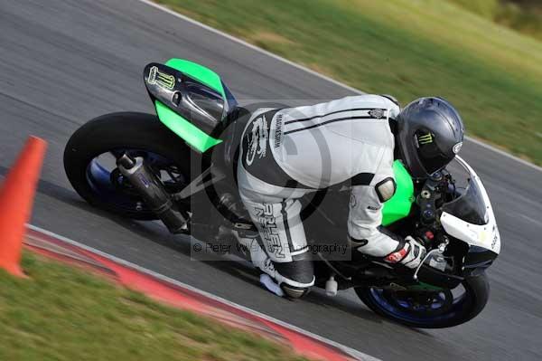 Motorcycle action photographs;Trackday digital images;event digital images;eventdigitalimages;no limits trackday;peter wileman photography;snetterton;snetterton circuit norfolk;snetterton photographs;trackday;trackday photos