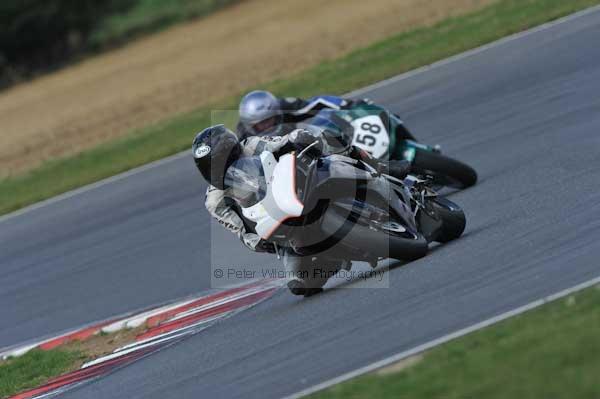 Motorcycle action photographs;Trackday digital images;event digital images;eventdigitalimages;no limits trackday;peter wileman photography;snetterton;snetterton circuit norfolk;snetterton photographs;trackday;trackday photos