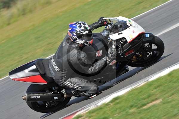 Motorcycle action photographs;Trackday digital images;event digital images;eventdigitalimages;no limits trackday;peter wileman photography;snetterton;snetterton circuit norfolk;snetterton photographs;trackday;trackday photos