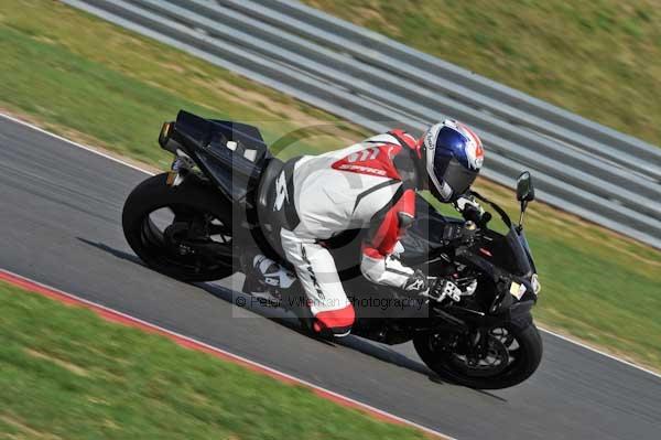 Motorcycle action photographs;Trackday digital images;event digital images;eventdigitalimages;no limits trackday;peter wileman photography;snetterton;snetterton circuit norfolk;snetterton photographs;trackday;trackday photos