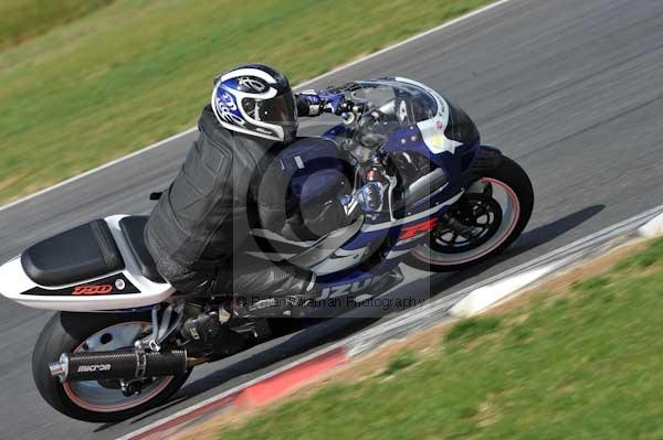 Motorcycle action photographs;Trackday digital images;event digital images;eventdigitalimages;no limits trackday;peter wileman photography;snetterton;snetterton circuit norfolk;snetterton photographs;trackday;trackday photos