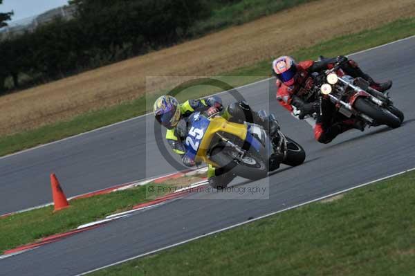 Motorcycle action photographs;Trackday digital images;event digital images;eventdigitalimages;no limits trackday;peter wileman photography;snetterton;snetterton circuit norfolk;snetterton photographs;trackday;trackday photos