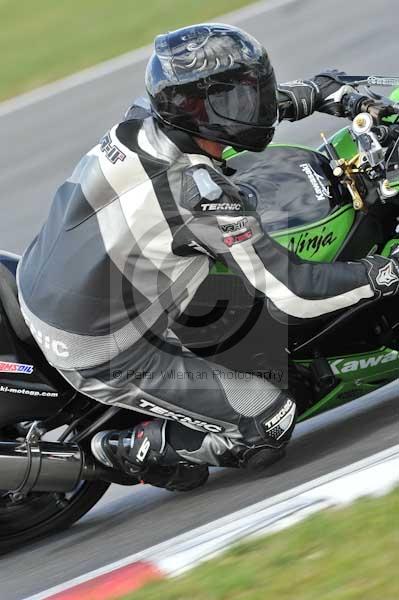 Motorcycle action photographs;Trackday digital images;event digital images;eventdigitalimages;no limits trackday;peter wileman photography;snetterton;snetterton circuit norfolk;snetterton photographs;trackday;trackday photos