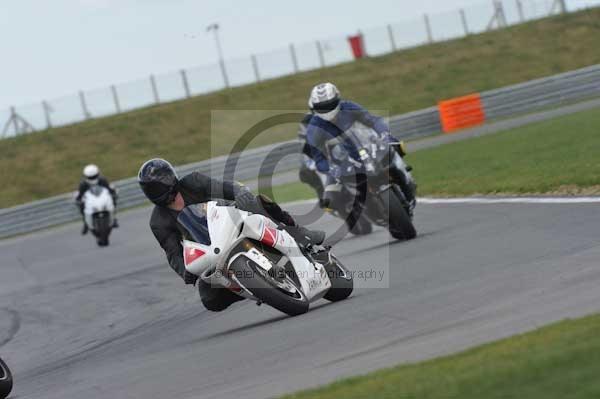 Motorcycle action photographs;Trackday digital images;event digital images;eventdigitalimages;no limits trackday;peter wileman photography;snetterton;snetterton circuit norfolk;snetterton photographs;trackday;trackday photos