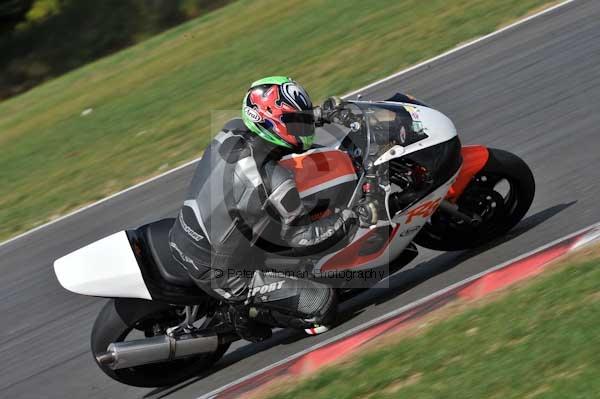 Motorcycle action photographs;Trackday digital images;event digital images;eventdigitalimages;no limits trackday;peter wileman photography;snetterton;snetterton circuit norfolk;snetterton photographs;trackday;trackday photos