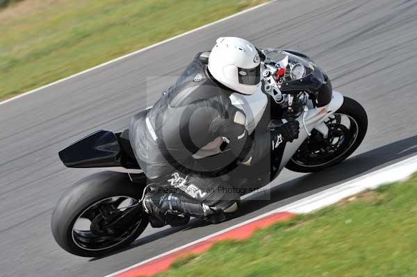 Motorcycle action photographs;Trackday digital images;event digital images;eventdigitalimages;no limits trackday;peter wileman photography;snetterton;snetterton circuit norfolk;snetterton photographs;trackday;trackday photos