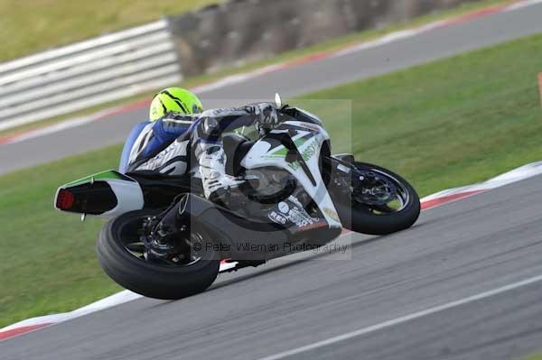 Motorcycle action photographs;Trackday digital images;event digital images;eventdigitalimages;no limits trackday;peter wileman photography;snetterton;snetterton circuit norfolk;snetterton photographs;trackday;trackday photos
