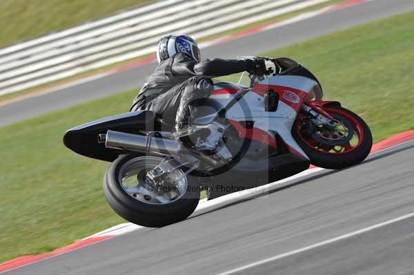 Motorcycle action photographs;Trackday digital images;event digital images;eventdigitalimages;no limits trackday;peter wileman photography;snetterton;snetterton circuit norfolk;snetterton photographs;trackday;trackday photos