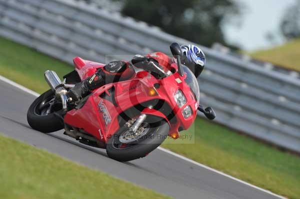 Motorcycle action photographs;Trackday digital images;event digital images;eventdigitalimages;no limits trackday;peter wileman photography;snetterton;snetterton circuit norfolk;snetterton photographs;trackday;trackday photos