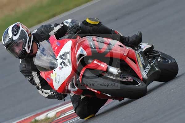 Motorcycle action photographs;Trackday digital images;event digital images;eventdigitalimages;no limits trackday;peter wileman photography;snetterton;snetterton circuit norfolk;snetterton photographs;trackday;trackday photos