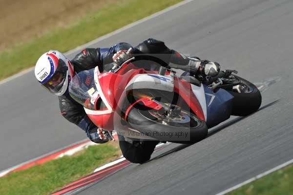 Motorcycle action photographs;Trackday digital images;event digital images;eventdigitalimages;no limits trackday;peter wileman photography;snetterton;snetterton circuit norfolk;snetterton photographs;trackday;trackday photos