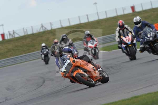 Motorcycle action photographs;Trackday digital images;event digital images;eventdigitalimages;no limits trackday;peter wileman photography;snetterton;snetterton circuit norfolk;snetterton photographs;trackday;trackday photos