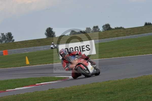 Motorcycle action photographs;Trackday digital images;event digital images;eventdigitalimages;no limits trackday;peter wileman photography;snetterton;snetterton circuit norfolk;snetterton photographs;trackday;trackday photos