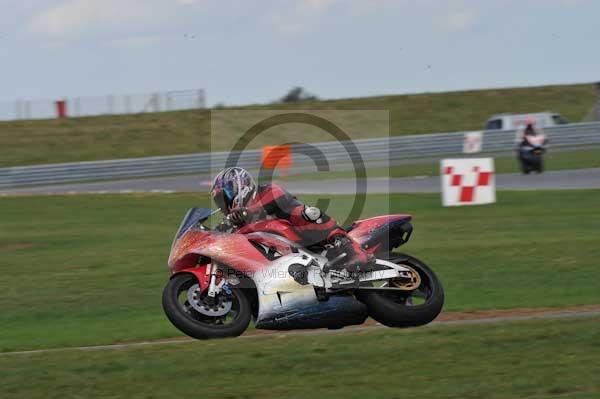 Motorcycle action photographs;Trackday digital images;event digital images;eventdigitalimages;no limits trackday;peter wileman photography;snetterton;snetterton circuit norfolk;snetterton photographs;trackday;trackday photos