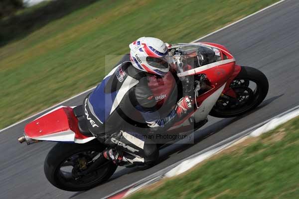 Motorcycle action photographs;Trackday digital images;event digital images;eventdigitalimages;no limits trackday;peter wileman photography;snetterton;snetterton circuit norfolk;snetterton photographs;trackday;trackday photos