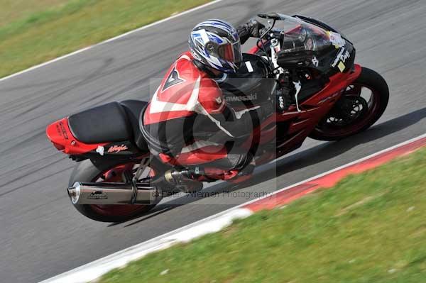 Motorcycle action photographs;Trackday digital images;event digital images;eventdigitalimages;no limits trackday;peter wileman photography;snetterton;snetterton circuit norfolk;snetterton photographs;trackday;trackday photos