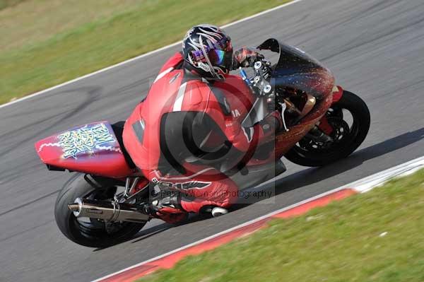 Motorcycle action photographs;Trackday digital images;event digital images;eventdigitalimages;no limits trackday;peter wileman photography;snetterton;snetterton circuit norfolk;snetterton photographs;trackday;trackday photos