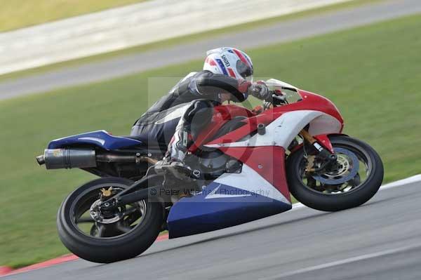 Motorcycle action photographs;Trackday digital images;event digital images;eventdigitalimages;no limits trackday;peter wileman photography;snetterton;snetterton circuit norfolk;snetterton photographs;trackday;trackday photos