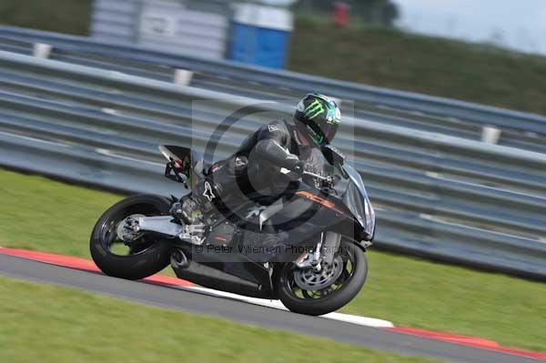 Motorcycle action photographs;Trackday digital images;event digital images;eventdigitalimages;no limits trackday;peter wileman photography;snetterton;snetterton circuit norfolk;snetterton photographs;trackday;trackday photos