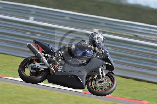 Motorcycle action photographs;Trackday digital images;event digital images;eventdigitalimages;no limits trackday;peter wileman photography;snetterton;snetterton circuit norfolk;snetterton photographs;trackday;trackday photos