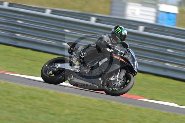 Motorcycle action photographs;Trackday digital images;event digital images;eventdigitalimages;no limits trackday;peter wileman photography;snetterton;snetterton circuit norfolk;snetterton photographs;trackday;trackday photos
