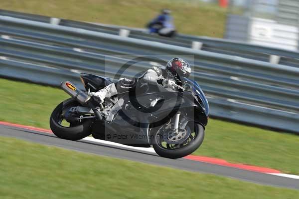 Motorcycle action photographs;Trackday digital images;event digital images;eventdigitalimages;no limits trackday;peter wileman photography;snetterton;snetterton circuit norfolk;snetterton photographs;trackday;trackday photos