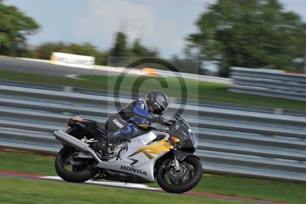 Motorcycle action photographs;Trackday digital images;event digital images;eventdigitalimages;no limits trackday;peter wileman photography;snetterton;snetterton circuit norfolk;snetterton photographs;trackday;trackday photos