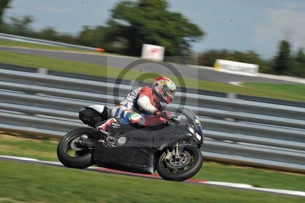 Motorcycle action photographs;Trackday digital images;event digital images;eventdigitalimages;no limits trackday;peter wileman photography;snetterton;snetterton circuit norfolk;snetterton photographs;trackday;trackday photos