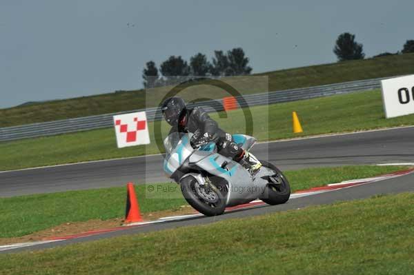 Motorcycle action photographs;Trackday digital images;event digital images;eventdigitalimages;no limits trackday;peter wileman photography;snetterton;snetterton circuit norfolk;snetterton photographs;trackday;trackday photos