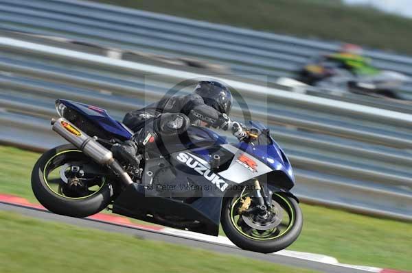 Motorcycle action photographs;Trackday digital images;event digital images;eventdigitalimages;no limits trackday;peter wileman photography;snetterton;snetterton circuit norfolk;snetterton photographs;trackday;trackday photos