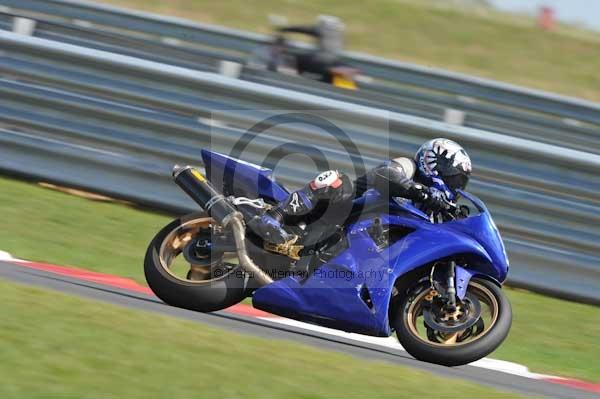 Motorcycle action photographs;Trackday digital images;event digital images;eventdigitalimages;no limits trackday;peter wileman photography;snetterton;snetterton circuit norfolk;snetterton photographs;trackday;trackday photos